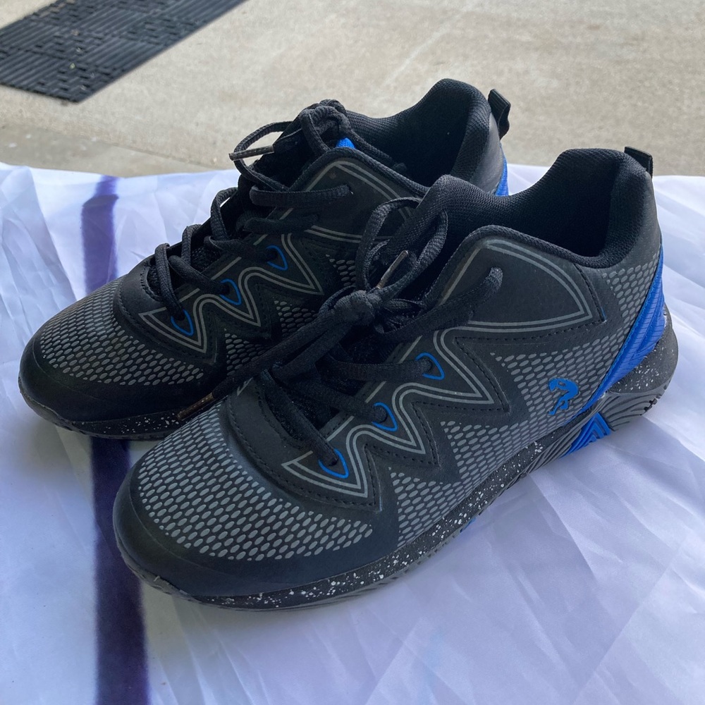 Boys tennis shoes Shaw